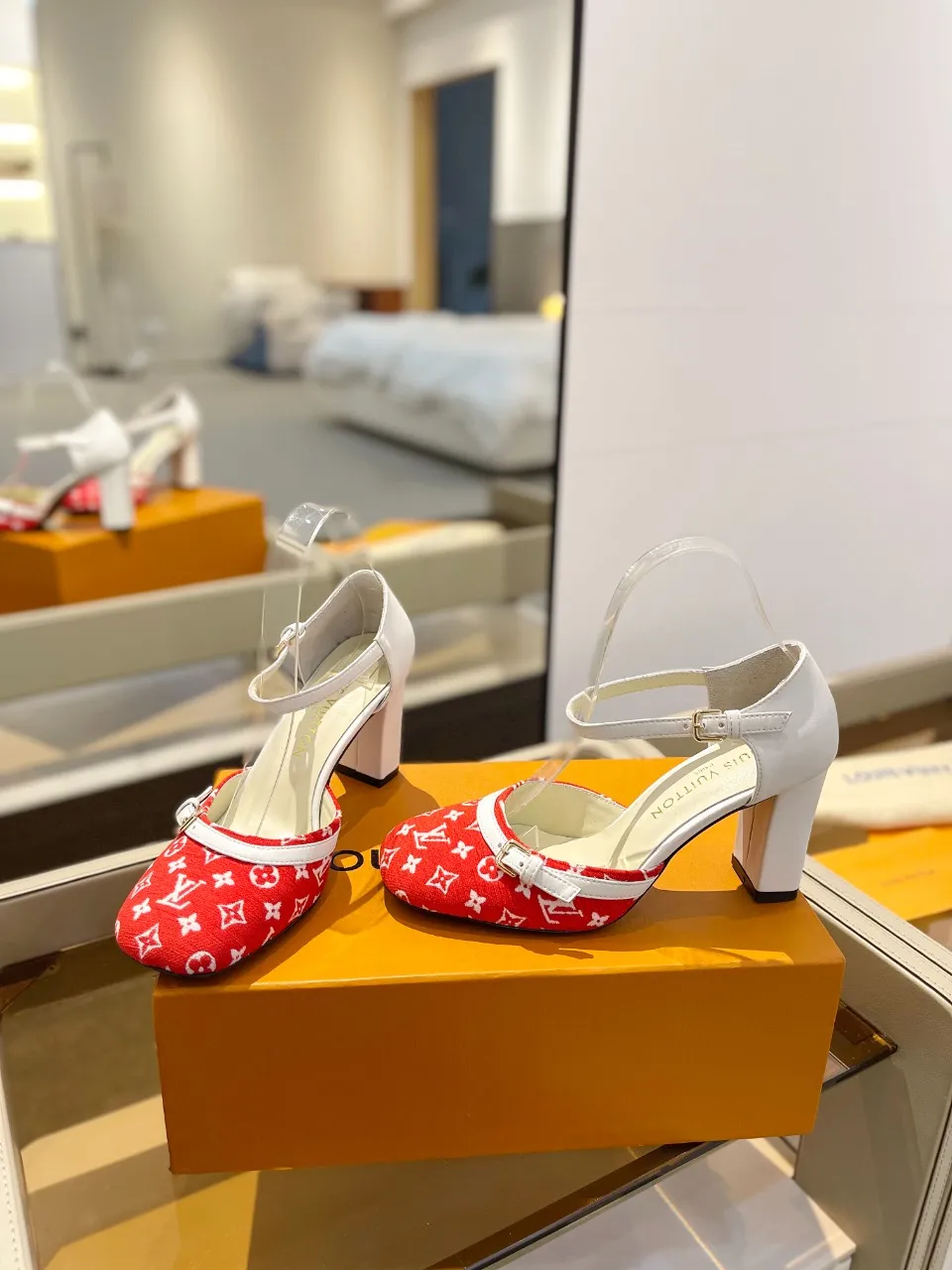 👟👟Ex-factory price 640👟👟 2024 latest L✔ The latest catwalk style slippers from L✔ Home counters, official website series updated simultaneously, perfect last + LV new element button design, full of femininity, noble temperament, original reverse mold last, ultimate 1:1 shape, high-end quality, imported high-end fabrics showing exquisite texture! Fabric: LV denim Lining: high-quality soft sheepskin lining Feet: imported goatskin Customized A-grade high-density private mold outsole, luxurious packaging! 8 cm thick heel Size: 34-42, (34, 40, 41, 42 customizations are non-refundable)